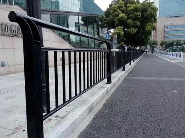 異型交通護(hù)欄